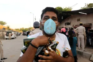 Người dân Ấn Độ đổ xô đi mua rượu khi một số quán rượu vừa mở trở lại. 