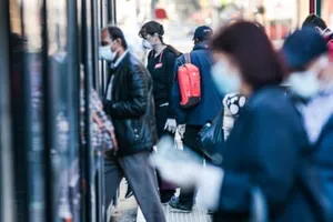 Người dân lên một xe buýt ở Rome (Ý) khi lệnh phong tỏa vừa được nới. Ảnh: SHUTTERSTOCK