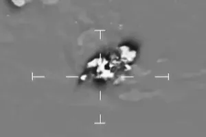 Ảnh cắt từ video Anh không kích các hang động có tay súng IS ẩn náu ở Iraq.