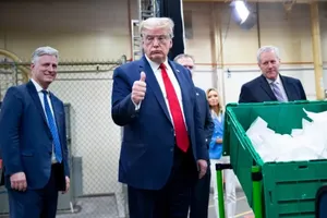 Tổng thống Mỹ Donald Trump thăm nhà máy sản xuất khẩu trang N95 Honeywell International Inc. hôm 5-5 ở Phoenix, bang Arizona.