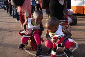 Vòng tròn giãn cách xã hội nhằm kiềm chế dịch COVID-19 tại một tram chờ xe buýt ở thủ đô Kigali (Rwanda). Ảnh: GETTY IMAGES