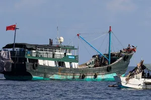 Một tàu cá Trung Quốc ở Biển Đông. Ảnh: REUTERS