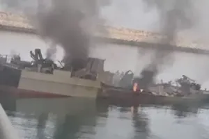 Tàu Konarak hư hỏng nặng sau khi trúng tên lửa trong một cuộc tập trận. 