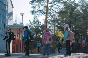 Học sinh tuân thủ giãn cách xã hội trước khi bước vào trường tiểu học Eestinkallio ở Espoo, Phần Lan. Ảnh: AFP