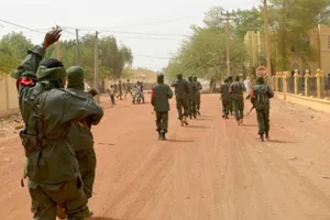 Binh sĩ Mali tuần tra TP Gao (Mali). Ảnh: AFP