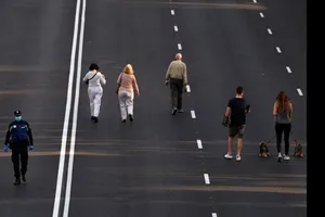 Người dân đi trên đại lộ Paseo de la Castellana ở Madrid, Tây Ban Nha. Ảnh: GETTY IMAGES