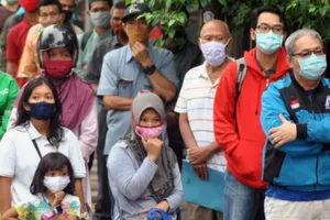 Người dân đeo khẩu trang nghe thông báo từ chính phủ về COVID-19 ở TP Bogor, tỉnh Tây Java, Indonesia. Ảnh: REUTERS
