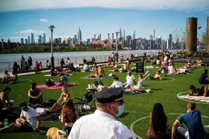 Một sĩ quan cảnh sát New York giám sát để đảm bảo người dân thực hiện giãn cách xã hội tại công viên Domino ở quận Brooklyn, New York (Mỹ).