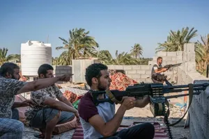 Các tay súng ủng hộ GNA phát hiện vị trí của các tay súng ủng hộ ông Haftar ở mặt trận sân bay quốc tế Tripoli hôm 4-7-2019. Ảnh: TIME