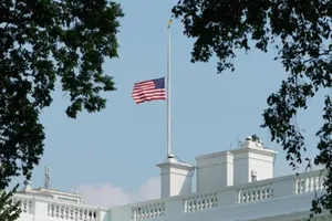 Mỹ sẽ treo cờ rủ tại các tòa nhà liên bang, khu tưởng niệm trong ba ngày để tưởng nhớ những người đã tử vong vì COVID-19.