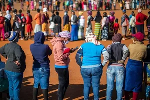 Người dân xếp hàng chờ nhận thực phẩm trong thời gian phong tỏa toàn quốc ở TP Johannesburg, Nam Phi. Ảnh: EPA-EFE