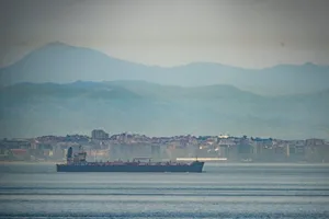 Tàu dầu Clavel của Iran di chuyển trong vùng biển quốc tế hôm 20-5. Ảnh: AP