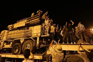 Người dân tập trung tại Quảng trường Martyrs ở Tripoli để xem hệ thống tên lửa phòng không Pantsir do Nga chế tạo được lực lượng ông Haftar sử dụng. Ảnh: Anadolu