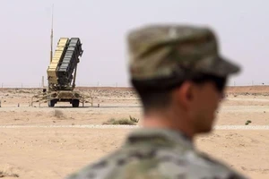 Một thành viên của Không quân Mỹ đứng gần một khẩu đội tên lửa Patriot tại căn cứ không quân Prince Sultan, miền trung Saudi Arabia. Ảnh: AFP