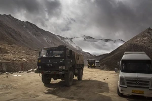 Hình ảnh binh sĩ Trung Quốc hạ đo ván một số binh sĩ Ấn Độ tại khu vực biên giới hồ Pangong giáp Ấn Độ lan truyền trên các trang quân sự Trung Quốc hôm 31-5.