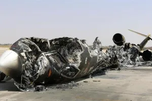 Một xác máy bay bị thiêu rụi nằm trên đường băng sân bay quốc tế Tripoli năm 2014. Ảnh: REUTERS