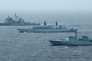 Các tàu chiến của hải quân Hoàng gia Anh và Mỹ trong một cuộc tập trận BALTOPS. 