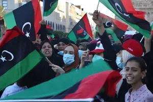 Người dân Libya tập trung tại Quảng trường Martyrs ở Tripoli ăn mừng GNA tái chiếm các TP Tarhuna và Bani Walid từ lực lượng ông Haftar. 