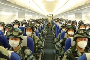 Binh sĩ Trung Quốc lên máy bay dân sự bay từ tỉnh Hồ Bắc tới một địa điểm bí mật cách đó hàng ngàn kilomet.