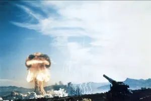 Một vụ thử hạt nhân của Mỹ có sức công phá 15 kiloton năm 1953. Ảnh: NEWSWEEK