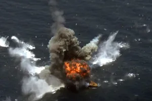 Vụ nổ xuất hiện sau khi một tên lửa hành trình do Iran chế tạo được phóng đi trong cuộc tập trận ở Ấn Độ Dương hôm 17-6. Ảnh: REUTERS