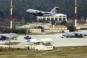 Ảnh chụp năm 2003 cho thấy một máy bay cất cánh từ căn cứ không quân Ramstein của Mỹ tại Đức. Ảnh: AP