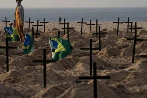 Những ngôi mộ tượng trưng tại bãi biển Copacabana của Rio de Janeiro (Brazil) để phản đối cách ứng phó COVID-19 của chính phủ.