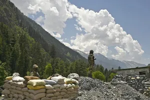 Binh sĩ Ấn Độ canh gác một đường cao tốc dẫn tới thị trấn Leh ở bang Jammu and Kashmir của Ấn Độ, giáp biên giới với Trung Quốc. Ảnh: AFP