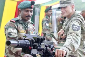 Một binh sĩ Ấn Độ giới thiệu súng phóng lựu cho một binh sĩ Mỹ hôm 15-9-2016 tại Chaubattia (Ấn Độ).