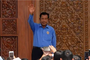 Thủ tướng Campuchia Hun Sen vẫy chào khi đến thăm trụ sở CPP. Ảnh: AFP