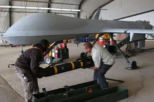 Tên lửa Hellfire R9X được đưa lên máy bay không người lái MQ-1B Predator của Mỹ tại một căn cứ bí mật ở Vịnh Ba Tư. Ảnh: John Moore/GETTY IMAGES