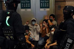 Cảnh sát Hong Kong bắt giữ hơn 300 người tham gia biểu tình phản đối luật an ninh quốc gia mới hôm 1-7. 