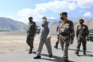 Thủ tướng Ấn Độ Narendra Modi gặp binh sĩ tại căn cứ ở khu vực Nimu của Ladakh. Ảnh: REUTERS