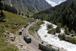 Một đoàn xe quân sự Ấn Độ di chuyển trên đường cao tốc dẫn tới vùng Ladakh.