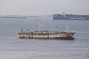 Tàu cá Lu Huang Yuan Yu 117 treo cờ Trung Quốc.