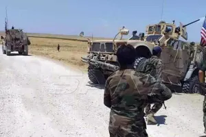 Quân đội Syria chặn đoàn xe quân sự Mỹ khi đoàn xe cố đi qua một khu vực ở tỉnh Hasakah hôm 11-7. 