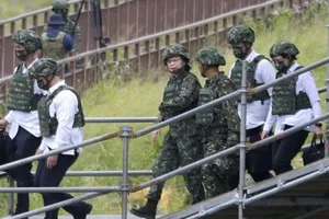 Nhà lãnh đạo Đài Loan Thái Anh Văn (giữa) tại cuộc tập trận quân sự Han Kuang ở Taichung hôm 16-7. 