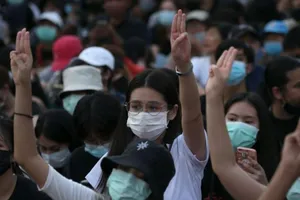 Hàng ngàn người Thái Lan xuống đường biểu tình ngày 18-7 yêu cầu chính phủ từ chức. Ảnh: EPA-EFE