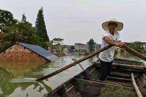 Một ngôi nhà chìm trong nước lũ ở làng Long Khẩu, huyện Bà Dương, tỉnh Giang Tây, Trung Quốc.