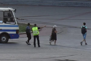 Ba con tin rời khỏi xe buýt sau khi được kẻ bắt cóc trả tự do ở TP Lutsk, Ukraine hôm 21-7.