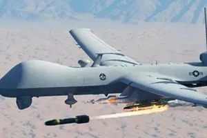 Một máy bay quân sự không người lái của Mỹ phóng tên lửa. 