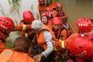 Lực lượng cứu hộ sơ tán người dân bị ảnh hưởng do lũ ở Funan, tỉnh An Huy. Ảnh: REUTERS