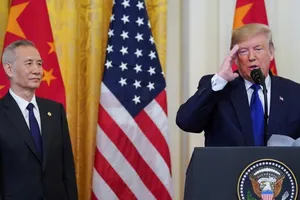 Tổng thống Mỹ Donald Trump (phải) và Phó Thủ tướng Trung Quốc Lưu Hạc tại lễ ký thỏa thuận thương mại Mỹ-Trung giai đoạn một hồi tháng 1-2020. 
