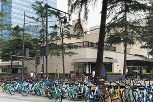 Bên ngoài lãnh sự quán Mỹ tại Thành Đô (tỉnh Tứ Xuyên, Trung Quốc) hôm 23-7. 