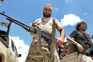 Lực lượng chính phủ Tripoli bảo vệ khu vực Abu Qurain, nằm giữa thủ đô Tripoli và TP Benghazi. Ảnh: Mahmud Turkia/AFP