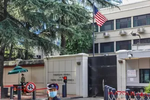 Cảnh sát đứng gác trước lãnh sự quán Mỹ tại Thành Đô hôm 26-7. Ảnh: EPA-EFE