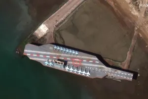 Bản mô phỏng tàu sân bay Mỹ mang theo 16 mô hình tiêm kích. 