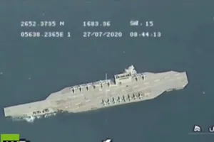 Ảnh cắt từ video Iran tập trận phóng tên lửa vào mô hình tàu sân bay Mỹ.