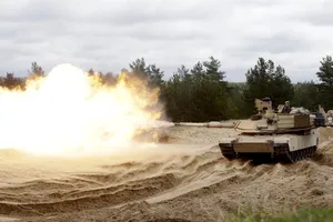 Xe tăng M1A2 Abrams trong một cuộc tập trận tại căn cứ quân sự Adazi ở Latvia năm 2015. Ảnh: REUTERS