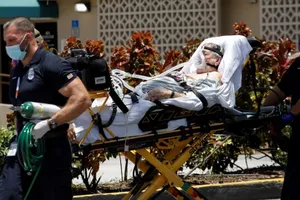 Một bệnh nhân mắc COVID-19 được điều trị tại bệnh viện Hialeah, ở TP Hialeah, bang Florida (Mỹ). 